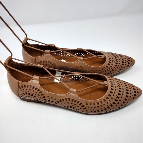 Mossimo Feliza Cut Out Tan Lace Up Flats - Picture 4 of 5